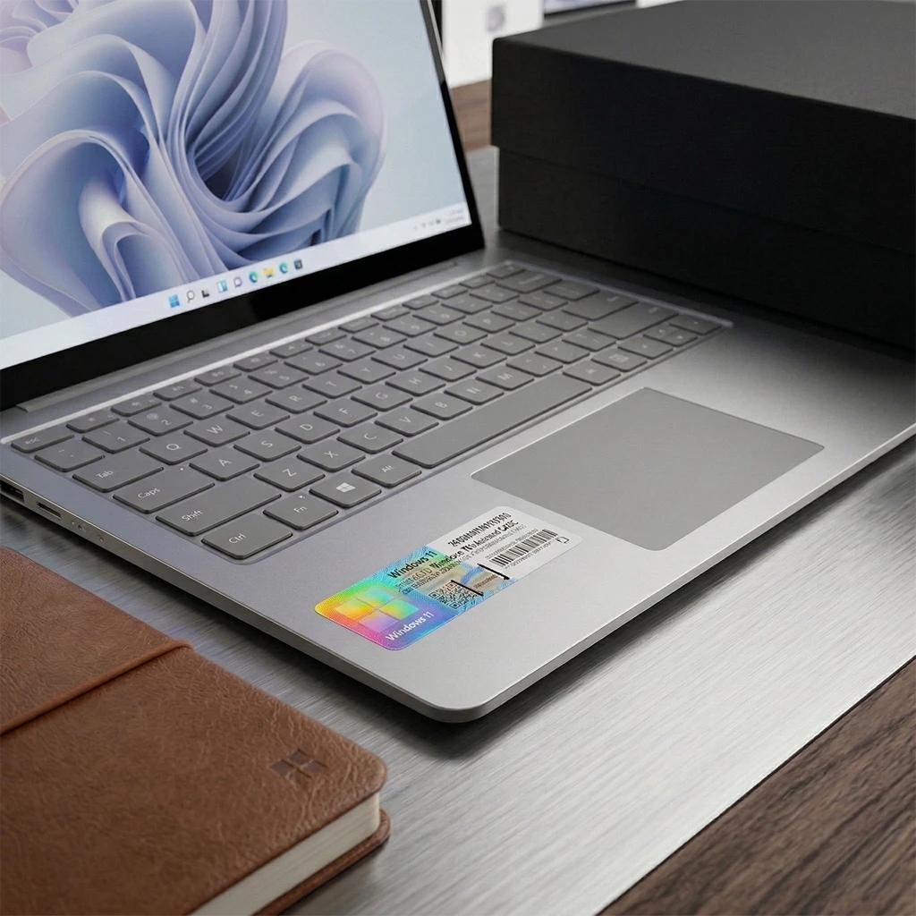 Windows 11 Professional OEM COA Sticker applicato sul case di un laptop assemblato — esempio di posizionamento licenza System Builder